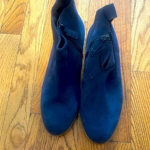 VIONIC BLUE SUEDE ZIP BOOTIE WITH PULL ON TAG AT ANKLE 2 INCH HEEL VERY NICE EXC